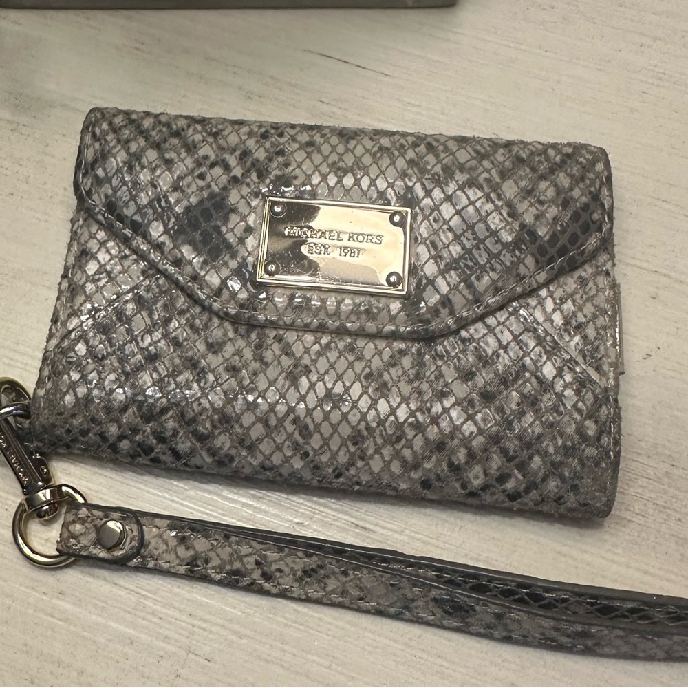 Michael Kors Faux Snakeskin Wallet Gold Tone Interior • Project or Personal Use